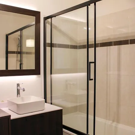 Spacious T4 With Parking Near Paris Apartment