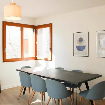 Spacious T4 With Parking Near Paris Apartment